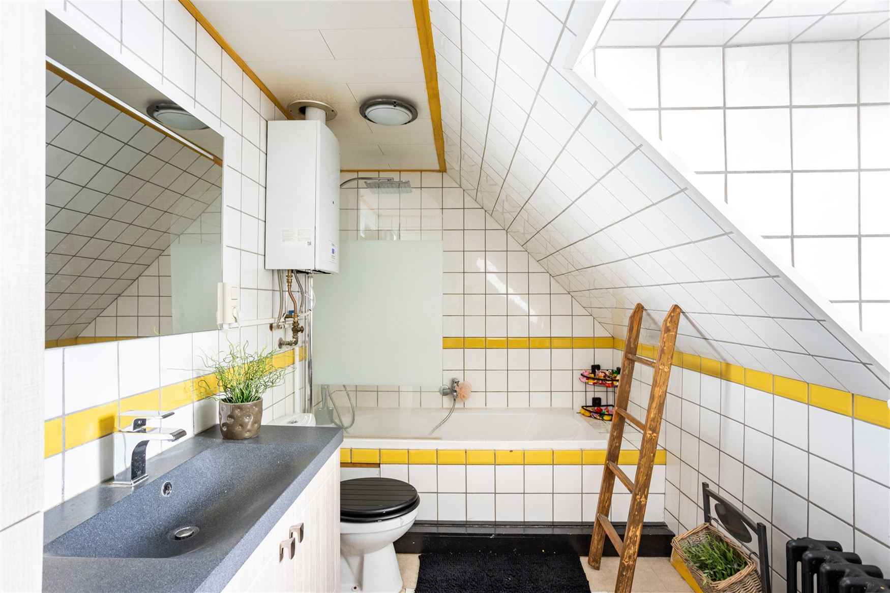 Wonen op een toplocatie waar rust, ruimte en bereikbaarheid perfect samenkomen? Dan is deze verzorgde halfopen gezinswoning in Gentbrugge precies wat ...