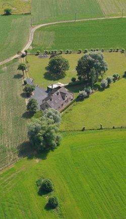Verborgen tussen de weilanden, bereikbaar via een private oprijlaan en omgeven door rust, ligt deze unieke farmhouse op een uitzonderlijk perceel van ...