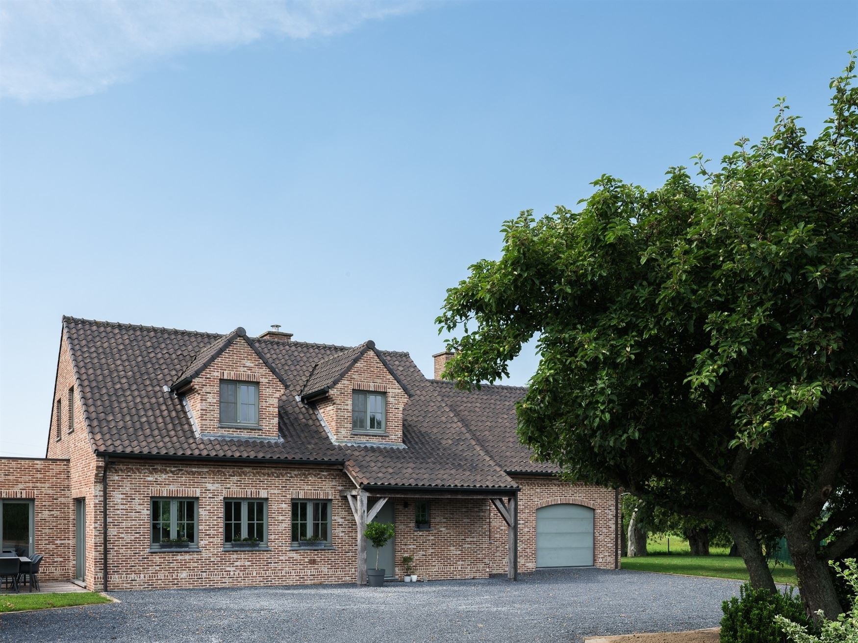 Verborgen tussen de weilanden, bereikbaar via een private oprijlaan en omgeven door rust, ligt deze unieke farmhouse op een uitzonderlijk perceel van ...