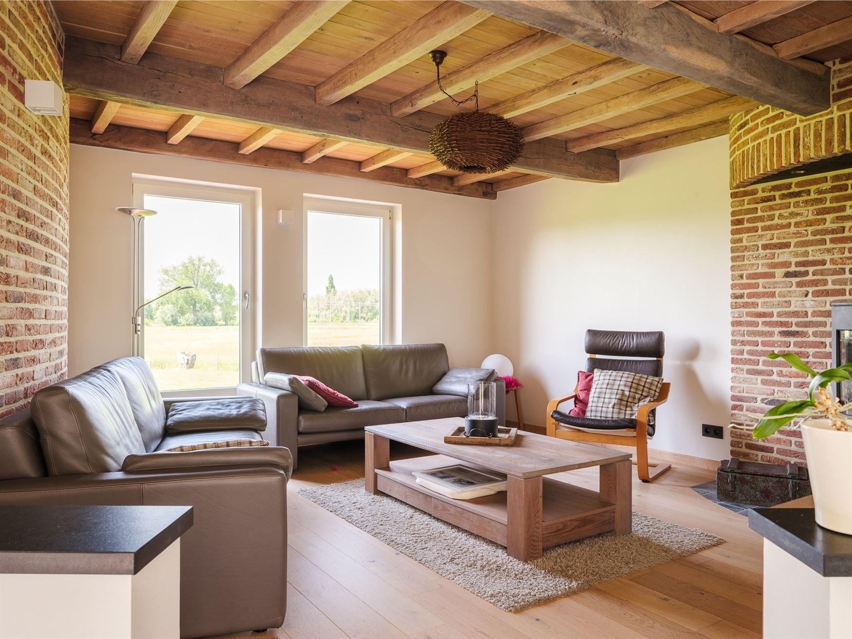Verborgen tussen de weilanden, bereikbaar via een private oprijlaan en omgeven door rust, ligt deze unieke farmhouse op een uitzonderlijk perceel van ...