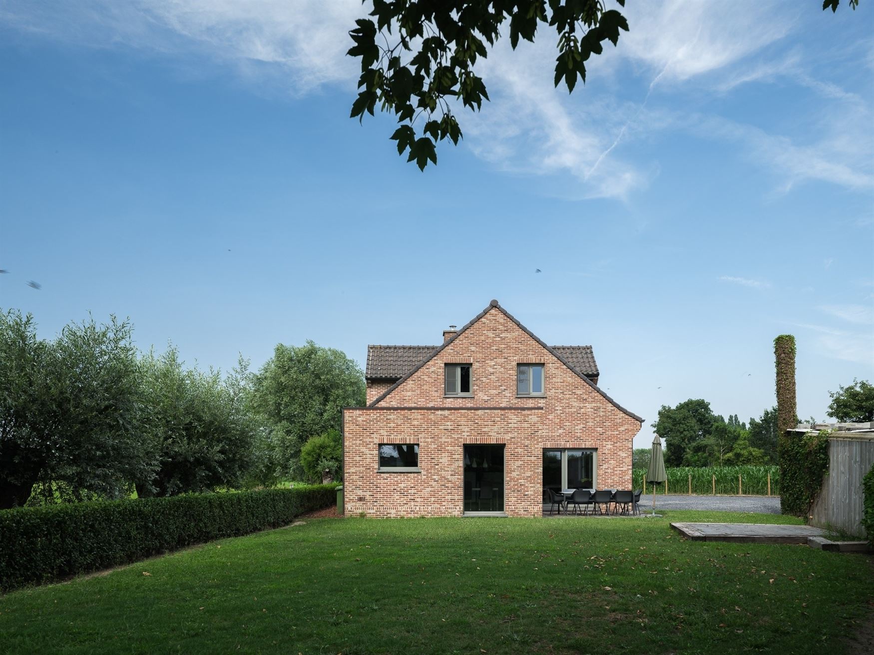 Verborgen tussen de weilanden, bereikbaar via een private oprijlaan en omgeven door rust, ligt deze unieke farmhouse op een uitzonderlijk perceel van ...