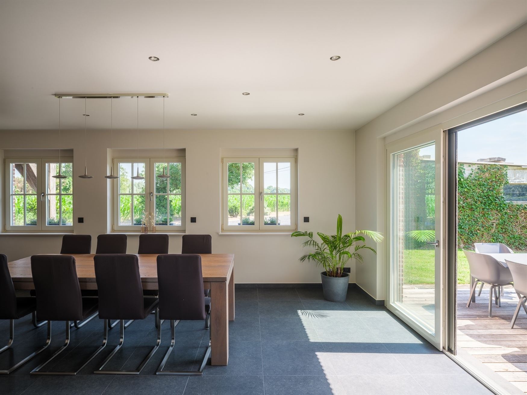 Verborgen tussen de weilanden, bereikbaar via een private oprijlaan en omgeven door rust, ligt deze unieke farmhouse op een uitzonderlijk perceel van ...