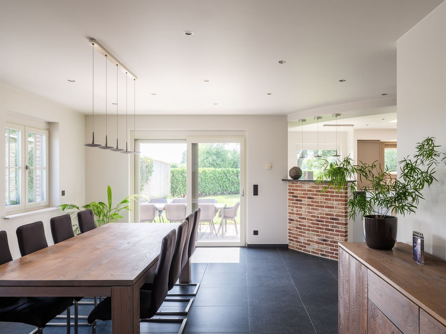 Verborgen tussen de weilanden, bereikbaar via een private oprijlaan en omgeven door rust, ligt deze unieke farmhouse op een uitzonderlijk perceel van ...