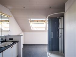 Verborgen tussen de weilanden, bereikbaar via een private oprijlaan en omgeven door rust, ligt deze unieke farmhouse op een uitzonderlijk perceel van ...