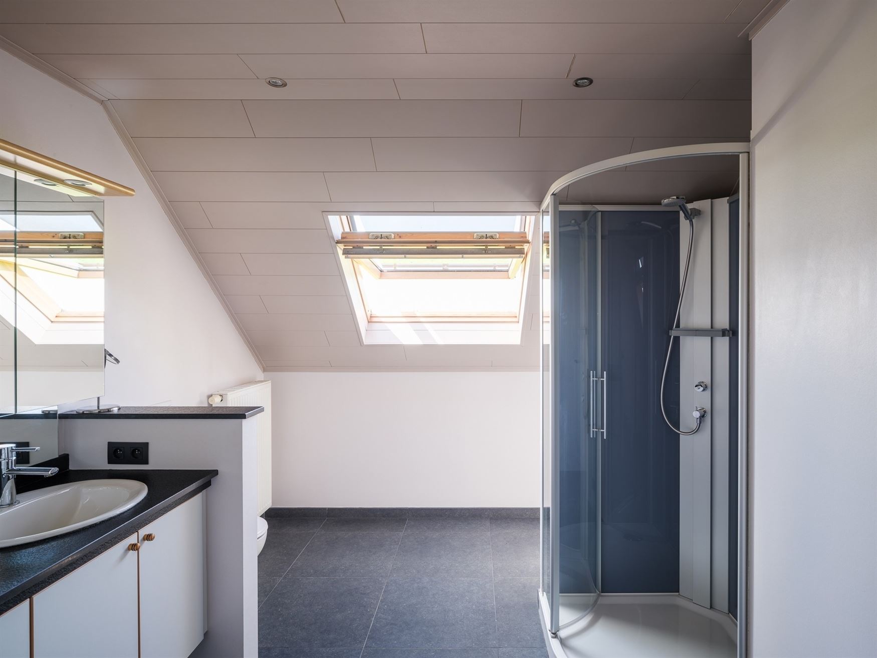 Verborgen tussen de weilanden, bereikbaar via een private oprijlaan en omgeven door rust, ligt deze unieke farmhouse op een uitzonderlijk perceel van ...