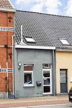 In Merelbeke bevindt zich deze instapklare rijwoning op een vlot bereikbare locatie, met een uitstekende verbinding naar belangrijke invalswegen en da...