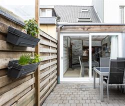 In Merelbeke bevindt zich deze instapklare rijwoning op een vlot bereikbare locatie, met een uitstekende verbinding naar belangrijke invalswegen en da...
