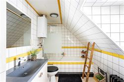 Wonen op een toplocatie waar rust, ruimte en bereikbaarheid perfect samenkomen? Dan is deze verzorgde halfopen gezinswoning in Gentbrugge precies wat ...