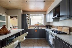 Wonen op een toplocatie waar rust, ruimte en bereikbaarheid perfect samenkomen? Dan is deze verzorgde halfopen gezinswoning in Gentbrugge precies wat ...