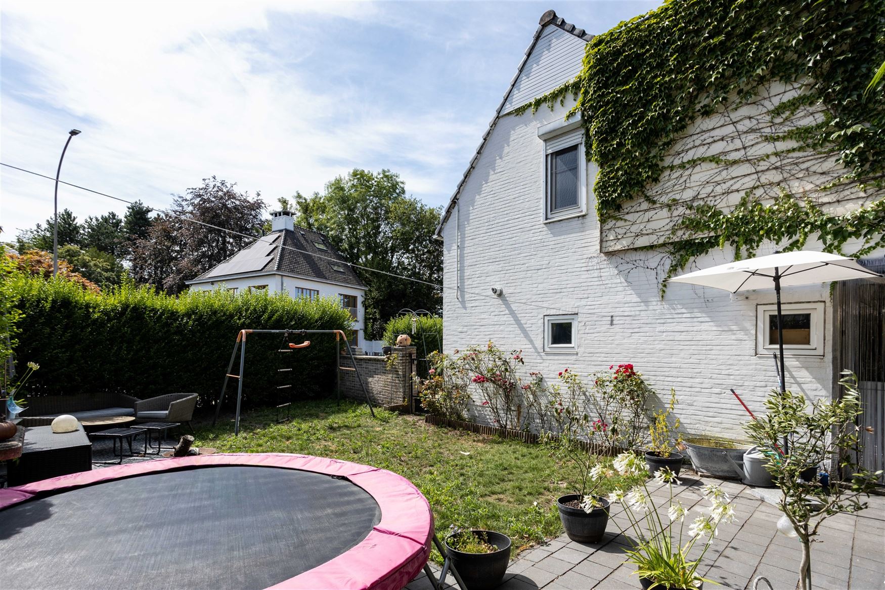Wonen op een toplocatie waar rust, ruimte en bereikbaarheid perfect samenkomen? Dan is deze verzorgde halfopen gezinswoning in Gentbrugge precies wat ...