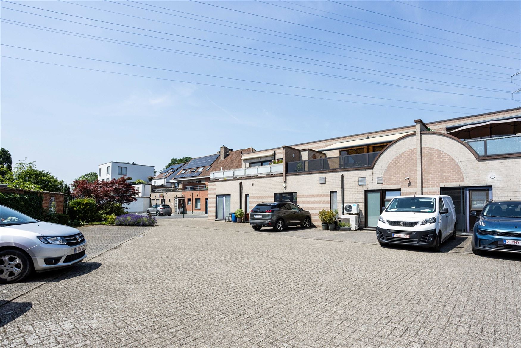 Zichtbaarheid. Rendement. En een commerciële ligging die werkt.
Tegenover Delhaize in Wondelgem bevindt zich dit handelspand op een strategische loc...