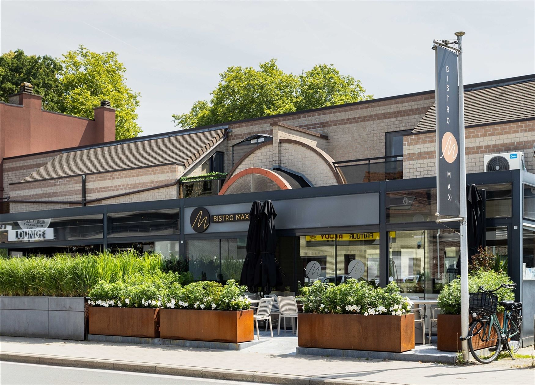 Zichtbaarheid. Rendement. En een commerciële ligging die werkt.
Tegenover Delhaize in Wondelgem bevindt zich dit handelspand op een strategische loc...