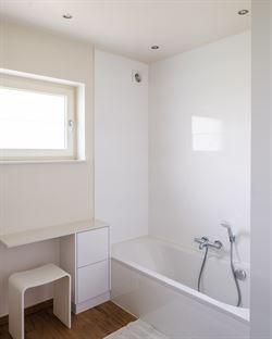 Verborgen tussen de weilanden, bereikbaar via een private oprijlaan en omgeven door rust, ligt deze unieke farmhouse op een uitzonderlijk perceel van ...