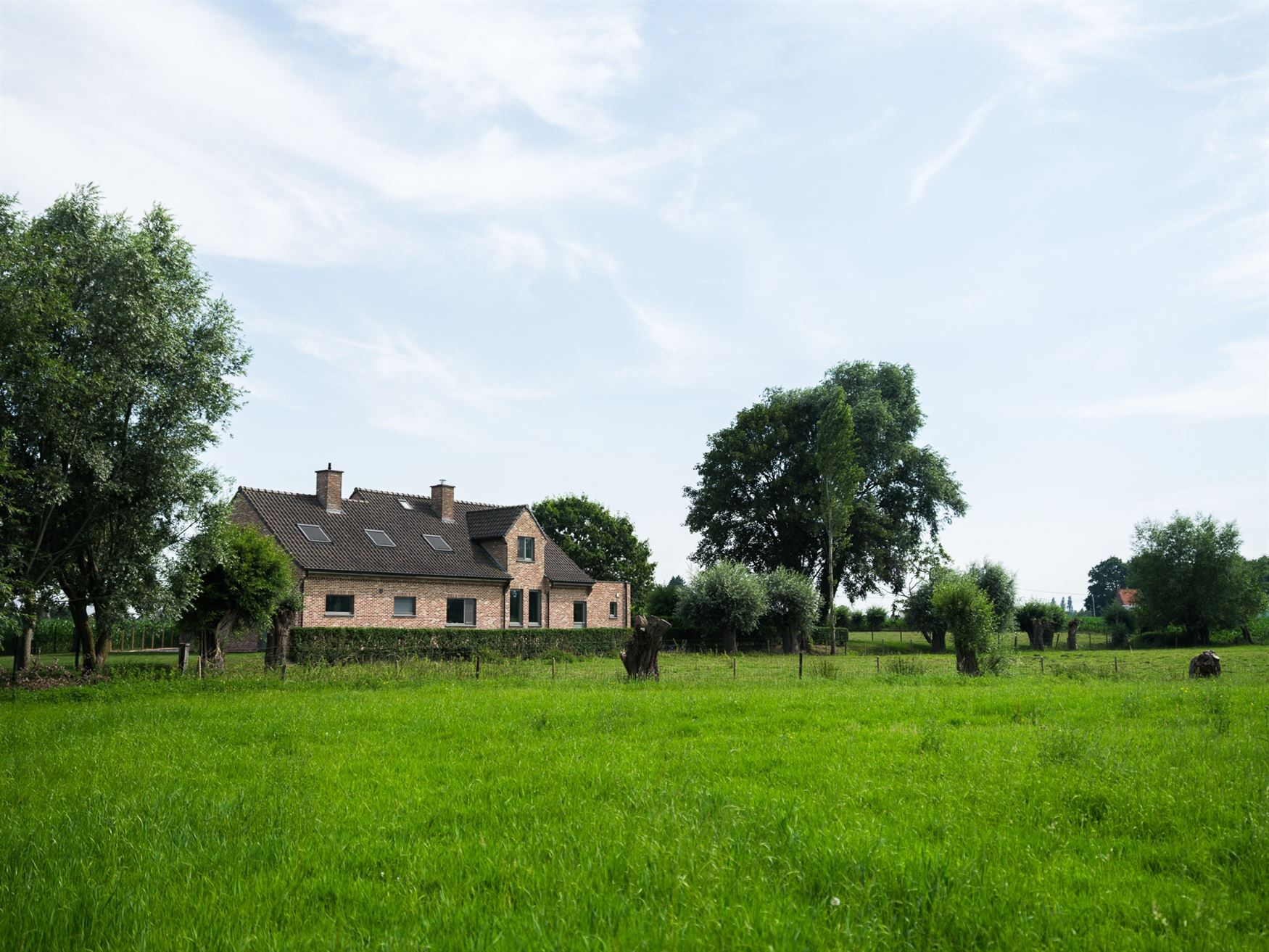 Verborgen tussen de weilanden, bereikbaar via een private oprijlaan en omgeven door rust, ligt deze unieke farmhouse op een uitzonderlijk perceel van ...