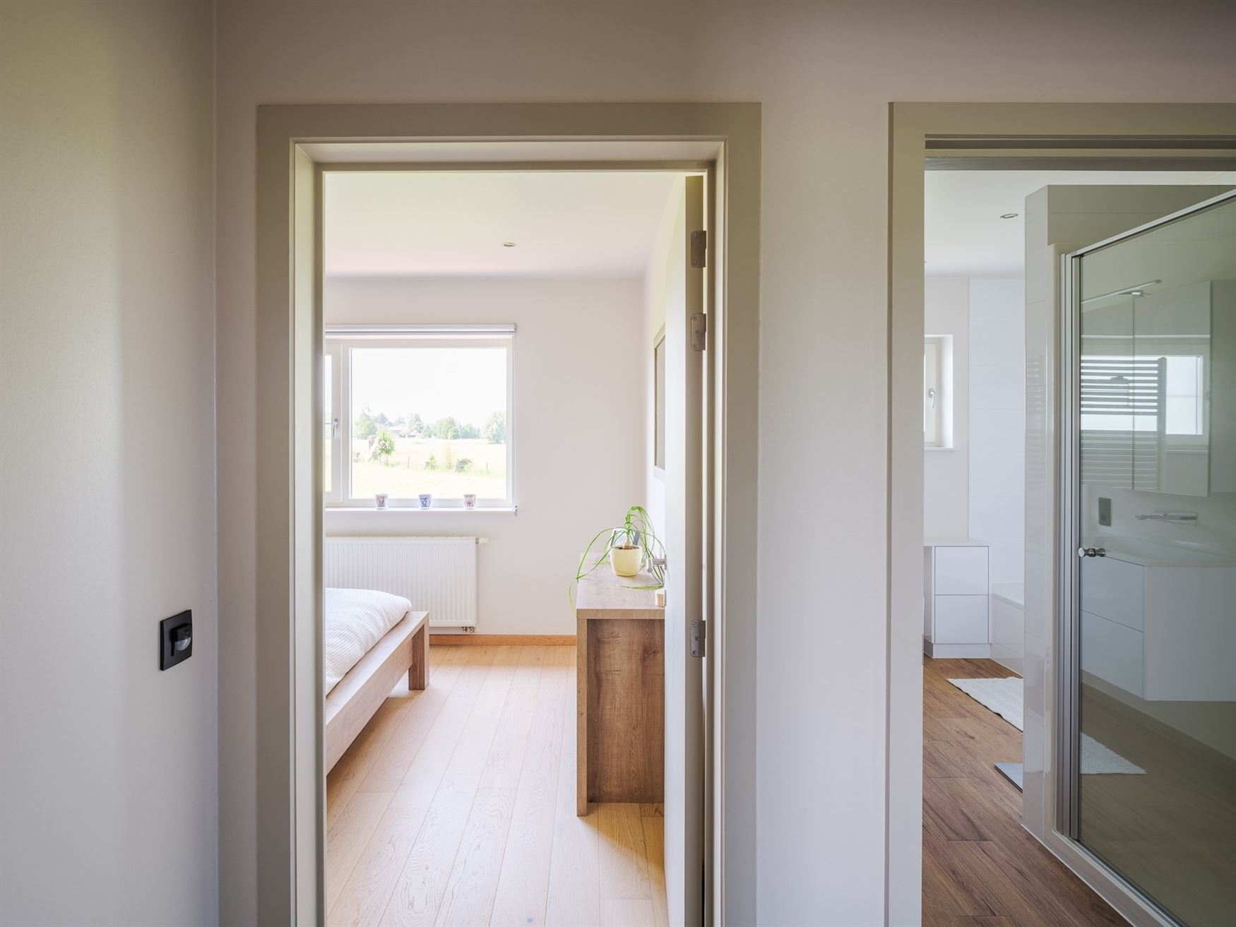 Verborgen tussen de weilanden, bereikbaar via een private oprijlaan en omgeven door rust, ligt deze unieke farmhouse op een uitzonderlijk perceel van ...