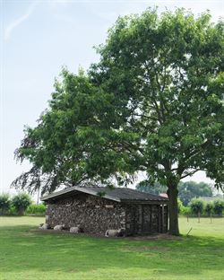 Verborgen tussen de weilanden, bereikbaar via een private oprijlaan en omgeven door rust, ligt deze unieke farmhouse op een uitzonderlijk perceel van ...