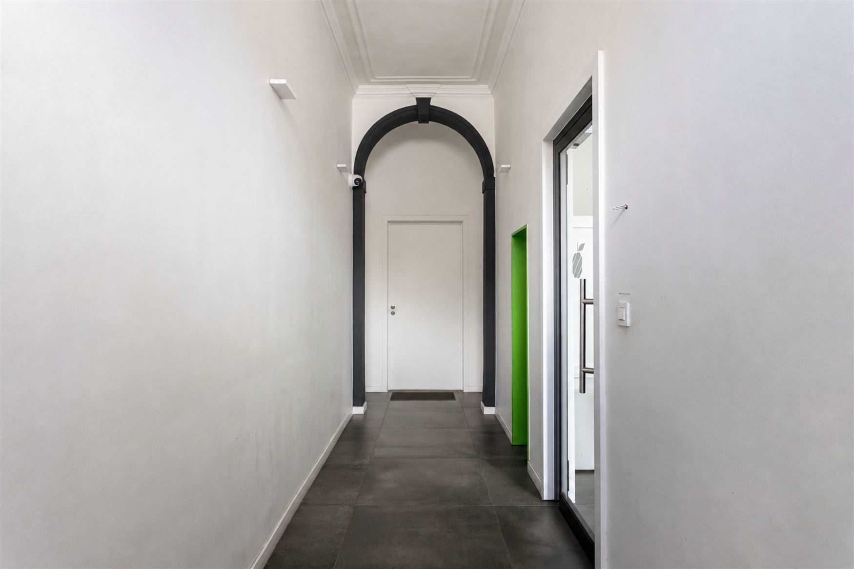 Een unieke opportuniteit langs een commerciële invalsweg in Eeklo. Deze karaktervolle eigendom combineert een instapklaar handelsgelijkvloers met een...
