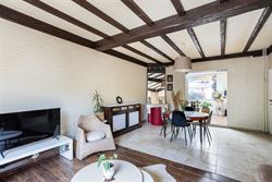 Wonen op een toplocatie waar rust, ruimte en bereikbaarheid perfect samenkomen? Dan is deze verzorgde halfopen gezinswoning in Gentbrugge precies wat ...
