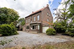 Achter de statige voorgevel van deze voormalige pastorij schuilt een bijzonder renovatieproject met uitzonderlijk veel karakter. De woning beschikt ov...