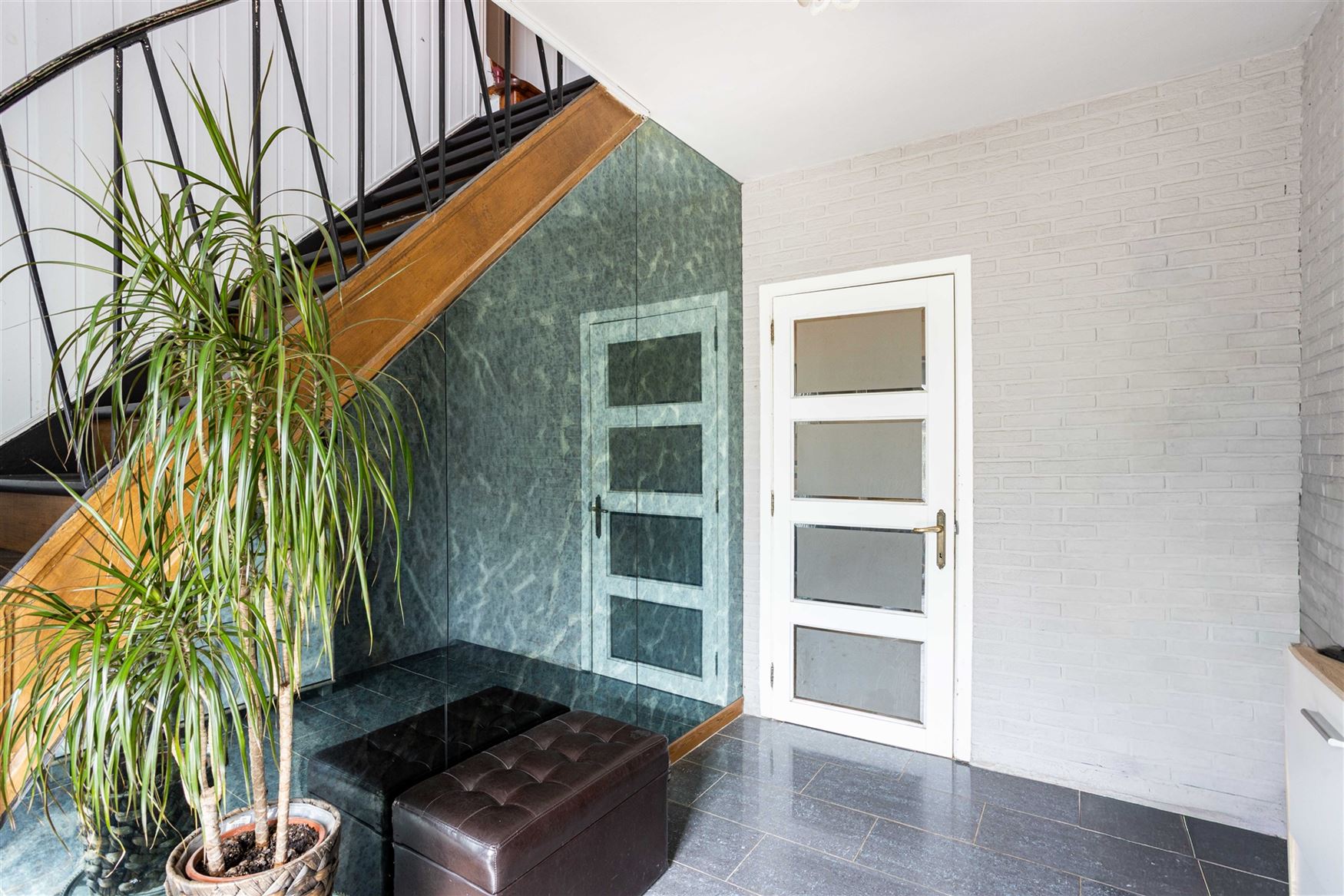 Wonen op een toplocatie waar rust, ruimte en bereikbaarheid perfect samenkomen? Dan is deze verzorgde halfopen gezinswoning in Gentbrugge precies wat ...