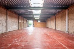 Op zoek naar een vlot bereikbare uitvalsbasis voor uw onderneming? Dit magazijn van ongeveer 240 m² langs de Hundelgemsesteenweg in Merelbeke biedt e...