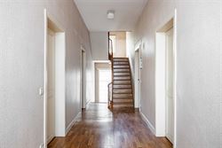 Achter de statige voorgevel van deze voormalige pastorij schuilt een bijzonder renovatieproject met uitzonderlijk veel karakter. De woning beschikt ov...