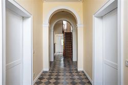 Achter de statige voorgevel van deze voormalige pastorij schuilt een bijzonder renovatieproject met uitzonderlijk veel karakter. De woning beschikt ov...