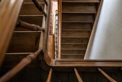 Achter de statige voorgevel van deze voormalige pastorij schuilt een bijzonder renovatieproject met uitzonderlijk veel karakter. De woning beschikt ov...