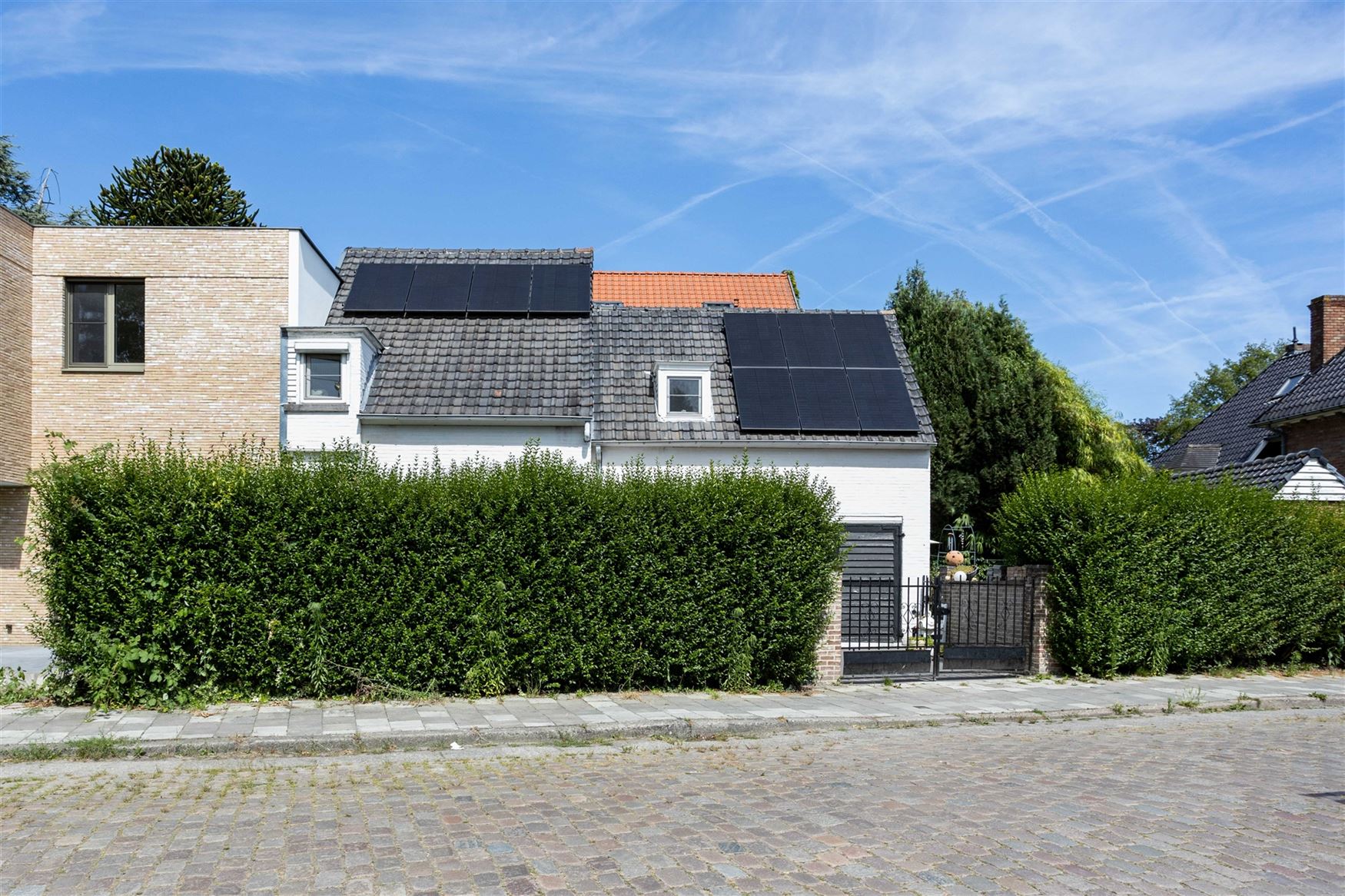 Wonen op een toplocatie waar rust, ruimte en bereikbaarheid perfect samenkomen? Dan is deze verzorgde halfopen gezinswoning in Gentbrugge precies wat ...