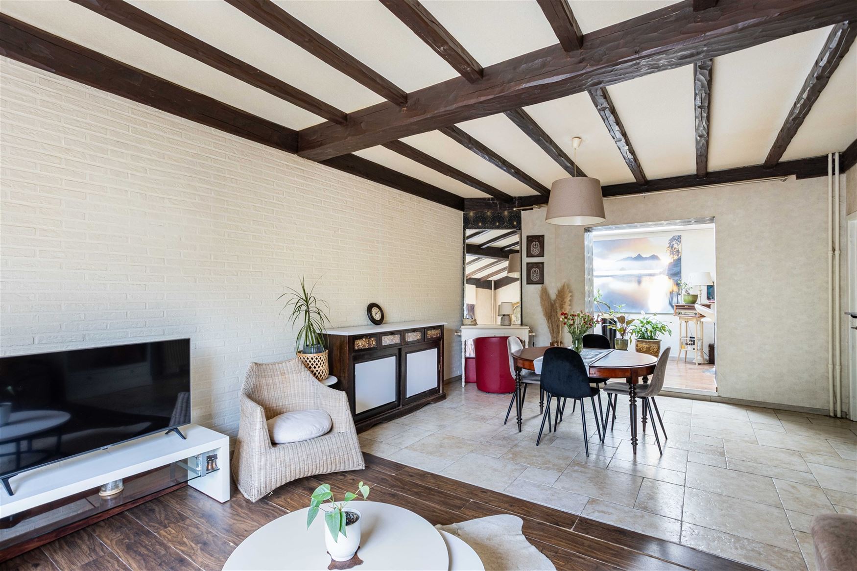 Wonen op een toplocatie waar rust, ruimte en bereikbaarheid perfect samenkomen? Dan is deze verzorgde halfopen gezinswoning in Gentbrugge precies wat ...