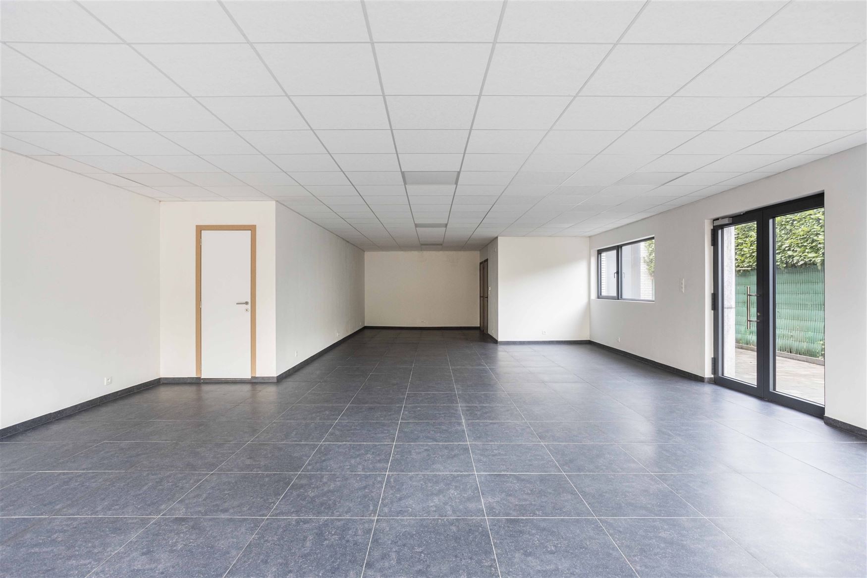 Op een commerciële topligging langs de Hundelgemsesteenweg in Merelbeke bevindt zich deze veelzijdige handelsruimte met uitstekende zichtbaarheid en ...
