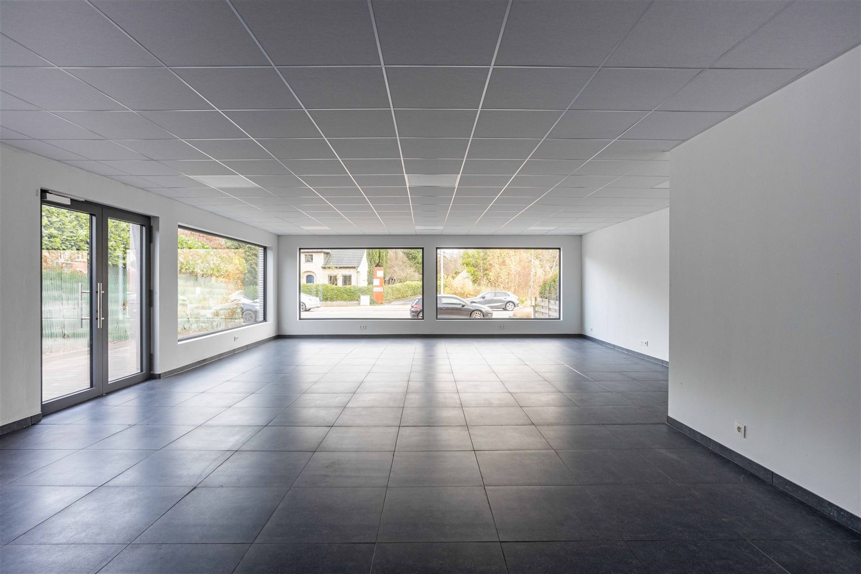 Op een commerciële topligging langs de Hundelgemsesteenweg in Merelbeke bevindt zich deze veelzijdige handelsruimte met uitstekende zichtbaarheid en ...