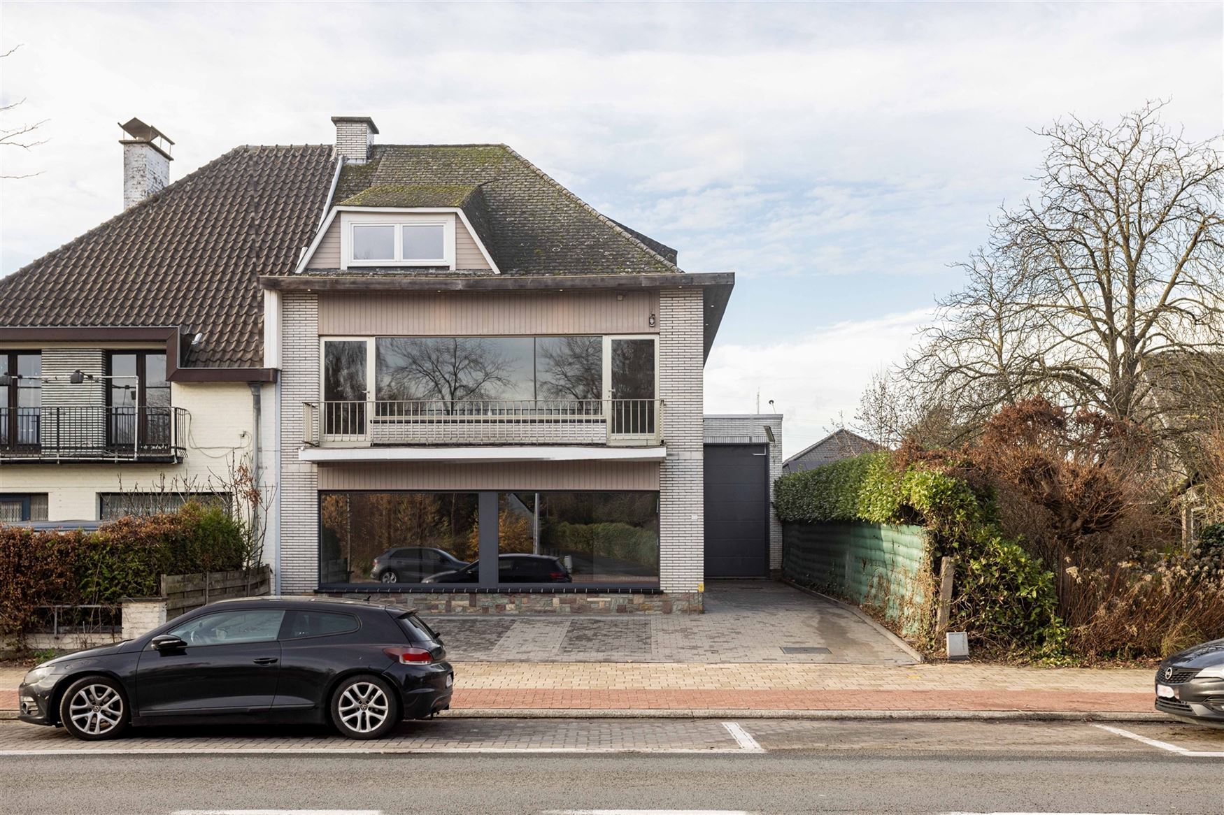 Op een commerciële topligging langs de Hundelgemsesteenweg in Merelbeke bevindt zich deze veelzijdige handelsruimte met uitstekende zichtbaarheid en ...