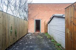 Op zoek naar een vlot bereikbare uitvalsbasis voor uw onderneming? Dit magazijn van ongeveer 240 m² langs de Hundelgemsesteenweg in Merelbeke biedt e...