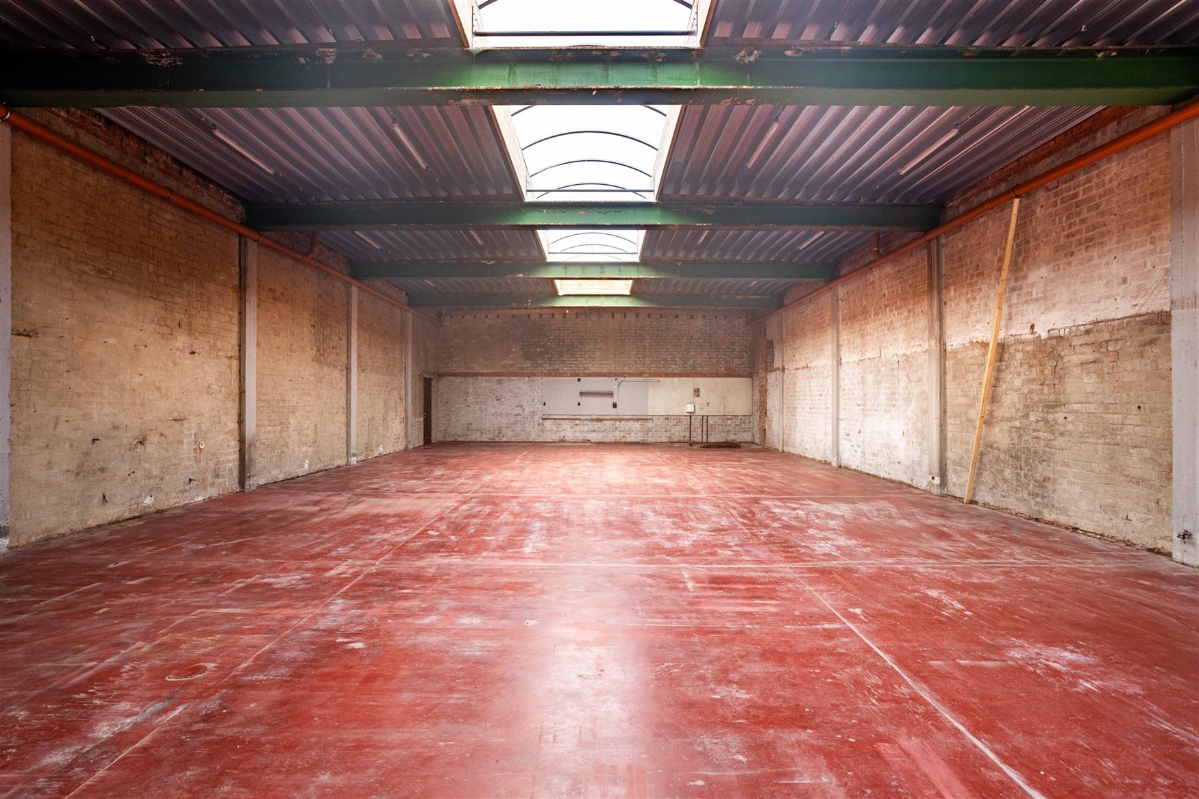 Op zoek naar een vlot bereikbare uitvalsbasis voor uw onderneming? Dit magazijn van ongeveer 240 m² langs de Hundelgemsesteenweg in Merelbeke biedt e...