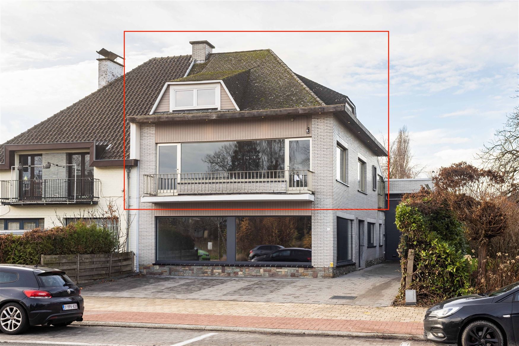 Op zoek naar een appartement dat u volledig naar uw eigen smaak kunt transformeren? Dit verrassend ruime duplex appartement van ongeveer 164 m² langs...