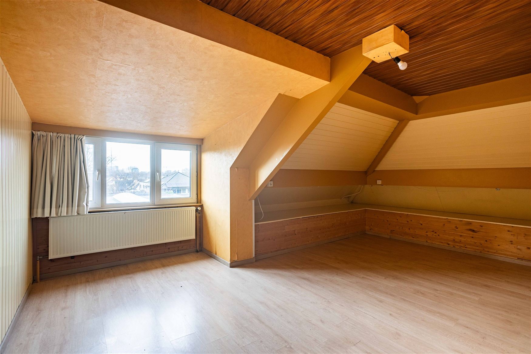 Op zoek naar een appartement dat u volledig naar uw eigen smaak kunt transformeren? Dit verrassend ruime duplex appartement van ongeveer 164 m² langs...