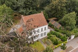 Achter de statige voorgevel van deze voormalige pastorij schuilt een bijzonder renovatieproject met uitzonderlijk veel karakter. De woning beschikt ov...