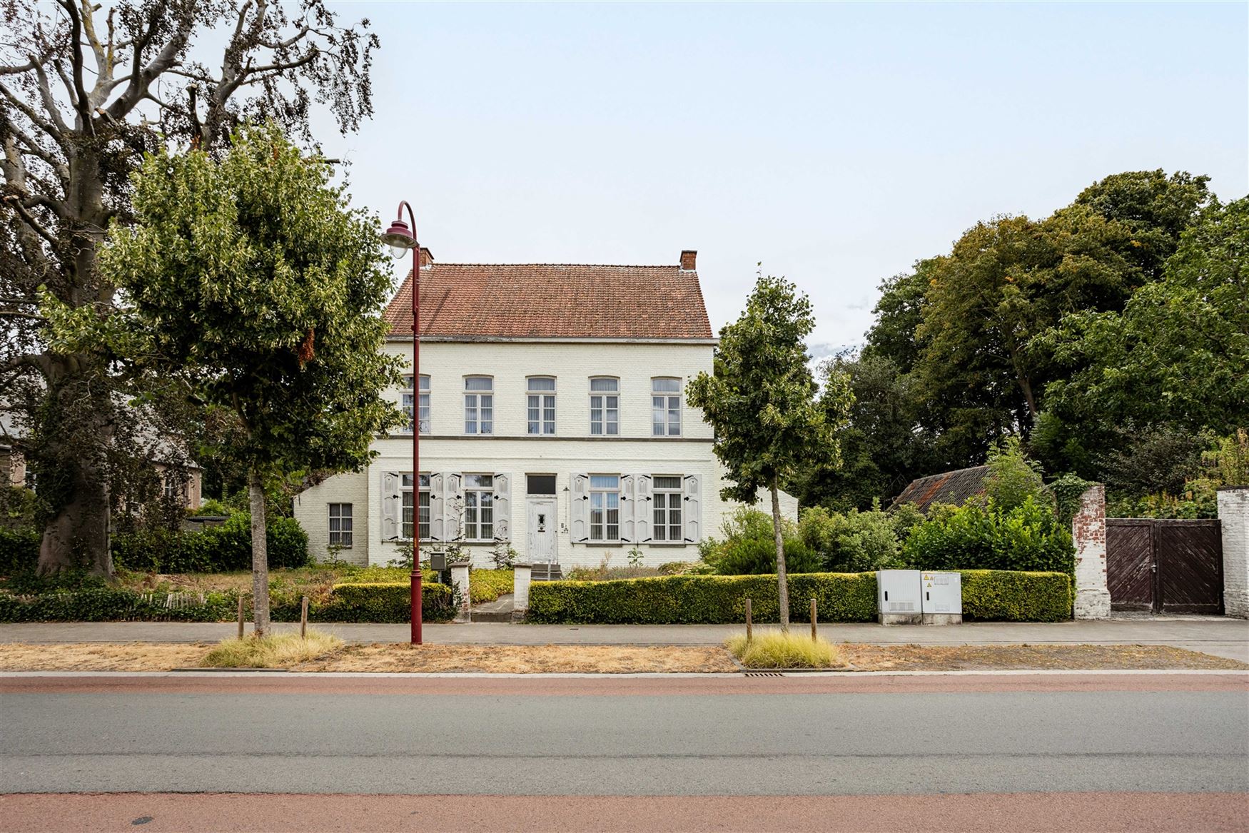 Achter de statige voorgevel van deze voormalige pastorij schuilt een bijzonder renovatieproject met uitzonderlijk veel karakter. De woning beschikt ov...