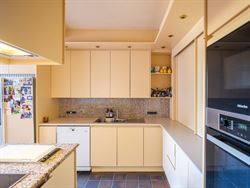 Zelden komt een ligging als deze op de markt. Deze karaktervolle villa in Kluisbergen combineert ca. 260 m² woonruimte met een perceel van maar liefs...