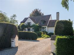 Zelden komt een ligging als deze op de markt. Deze karaktervolle villa in Kluisbergen combineert ca. 260 m² woonruimte met een perceel van maar liefs...