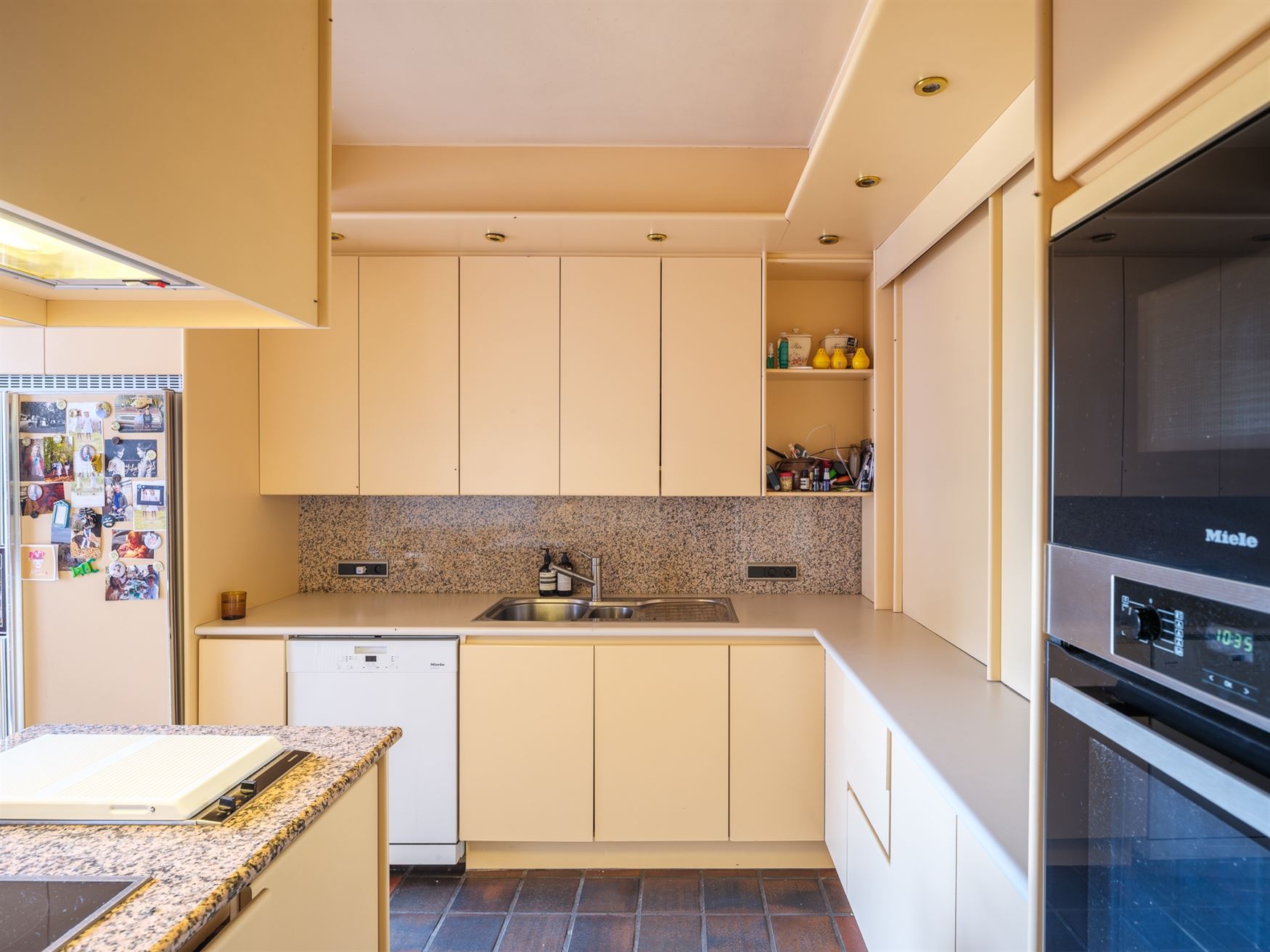 Zelden komt een ligging als deze op de markt. Deze karaktervolle villa in Kluisbergen combineert ca. 260 m² woonruimte met een perceel van maar liefs...
