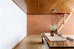 Twee woningen, één gezamenlijk renovatieproject en vooral heel wat mogelijkheden. Deze twee aanpalende eigendommen worden samen verkocht en bieden d...