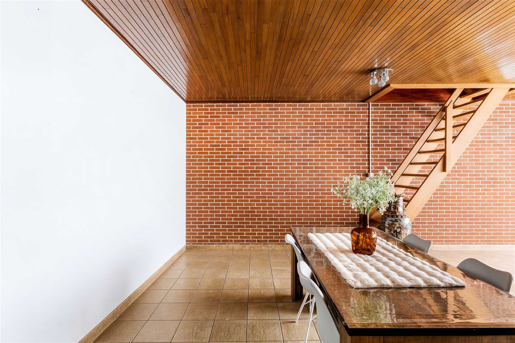 Twee woningen, één gezamenlijk renovatieproject en vooral heel wat mogelijkheden. Deze twee aanpalende eigendommen worden samen verkocht en bieden d...