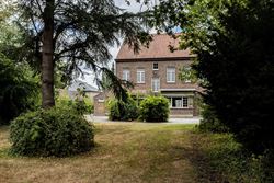 Achter de statige voorgevel van deze voormalige pastorij schuilt een bijzonder renovatieproject met uitzonderlijk veel karakter. De woning beschikt ov...