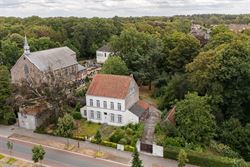 Achter de statige voorgevel van deze voormalige pastorij schuilt een bijzonder renovatieproject met uitzonderlijk veel karakter. De woning beschikt ov...