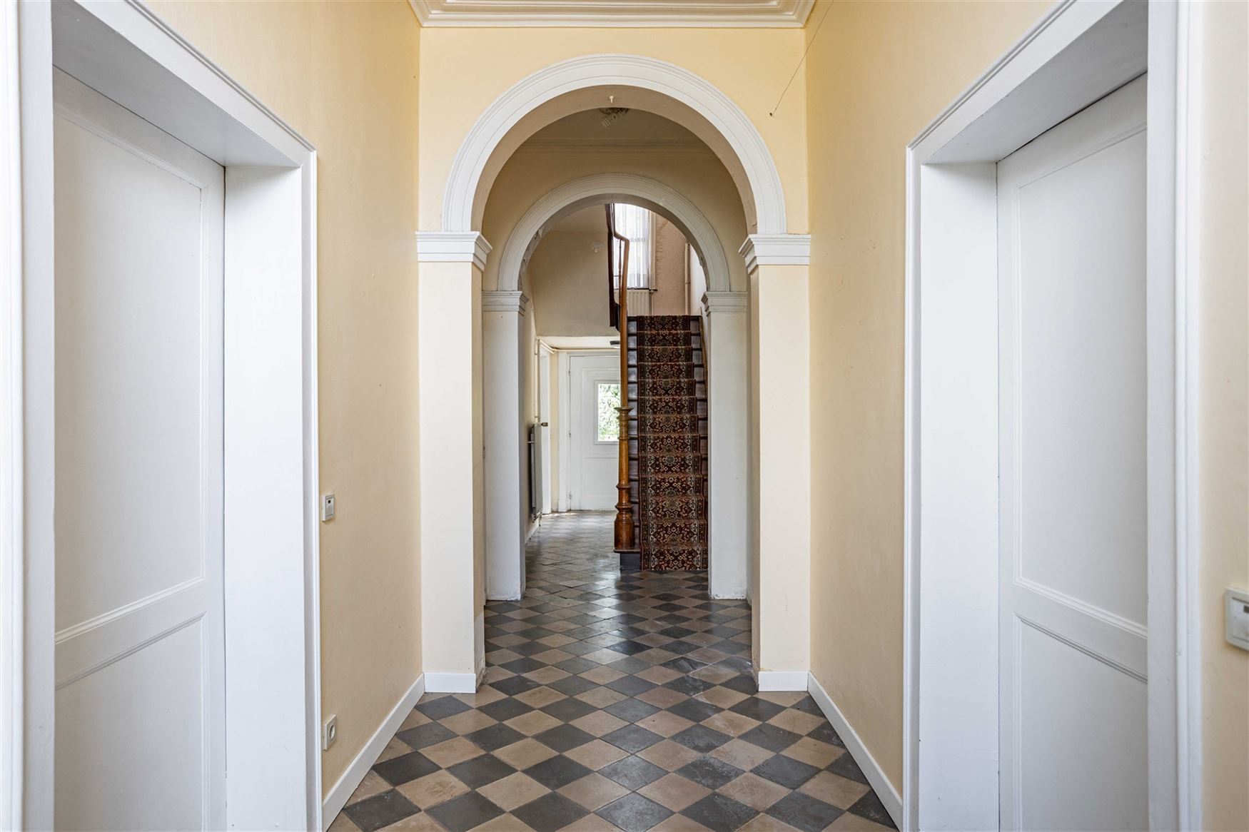 Achter de statige voorgevel van deze voormalige pastorij schuilt een bijzonder renovatieproject met uitzonderlijk veel karakter. De woning beschikt ov...
