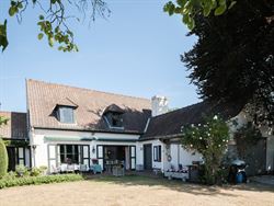 Zelden komt een ligging als deze op de markt. Deze karaktervolle villa in Kluisbergen combineert ca. 260 m² woonruimte met een perceel van maar liefs...