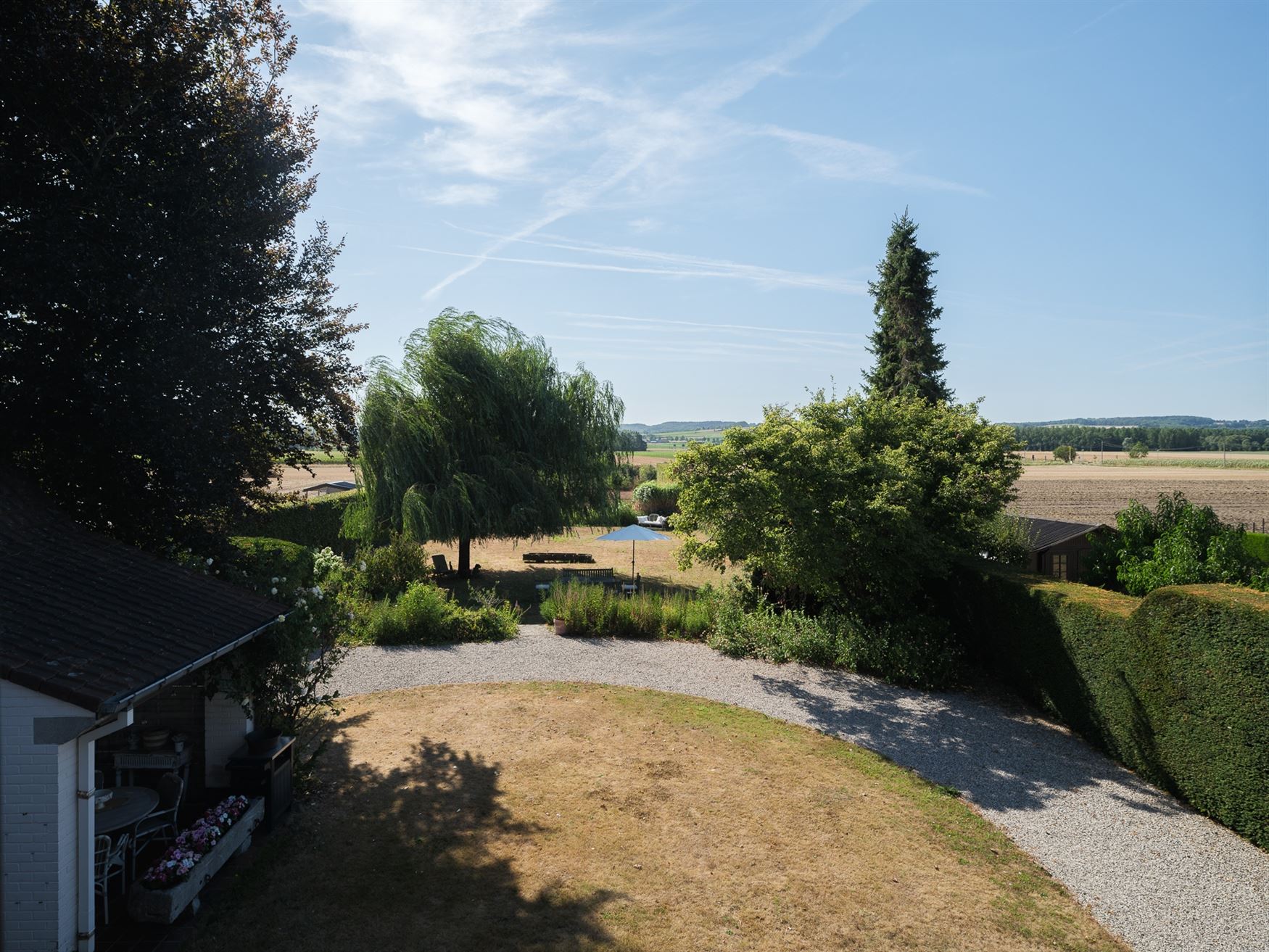Zelden komt een ligging als deze op de markt. Deze karaktervolle villa in Kluisbergen combineert ca. 260 m² woonruimte met een perceel van maar liefs...