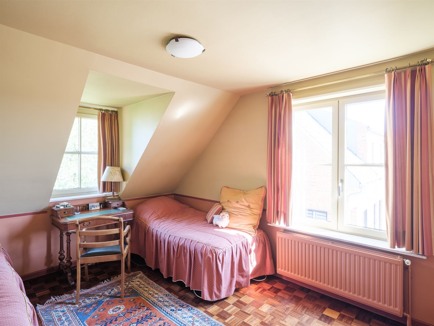 Zelden komt een ligging als deze op de markt. Deze karaktervolle villa in Kluisbergen combineert ca. 260 m² woonruimte met een perceel van maar liefs...